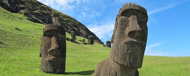 Los Moais enterrados en la Isla de Pascua, tienen cuerpo y aparecen misteriosas inscripciones en&nbsp;ellos.